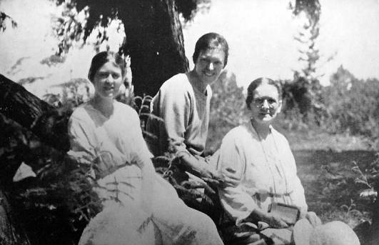 1926 - Eva With Mother And Sister