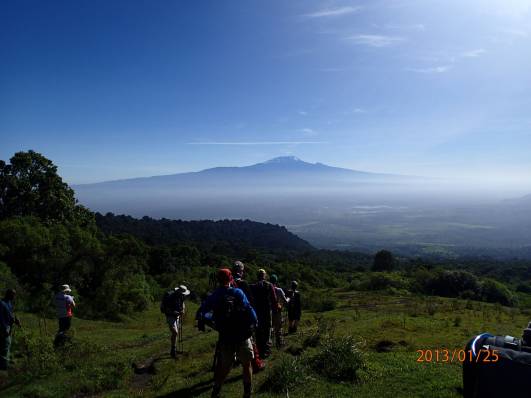 Abstieg vom Mt.Meru - Kili im Hintergrund