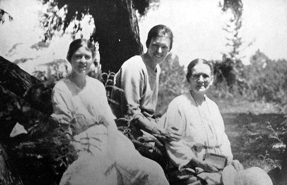 1926 - Eva With Mother And Sister