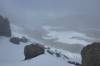 Kratercaldera mit Gletscher im Nebel