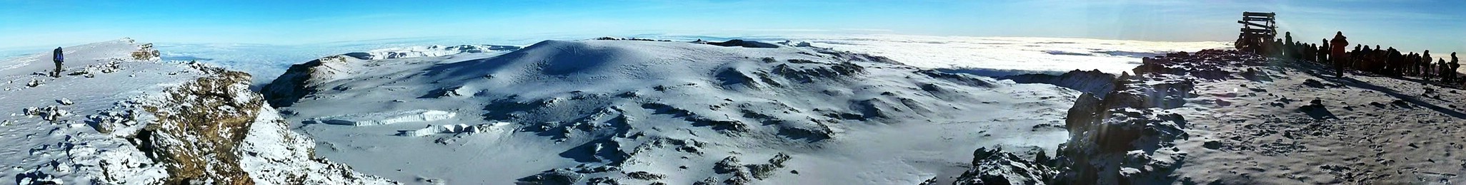 Der Furtwängler Gletscher in der Kibo-Kaldera im Oktober 2014.2014 - Am Uhuru Peak ( 5.895 m.a.S.L. ) mit Blick nach Norden ( Kibo-Kaldera mit Furtwängler Gletscher ) nach Osten - Google Street View [9]