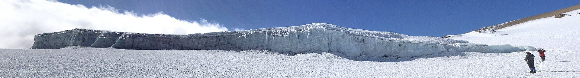Das verbliebene Nordsegment des Furtwängler Gletscher in der Kibo-Kaldera im Jahr 2018 mit den Schneeresten aus der großen Regenzeit von Süden gesehen.