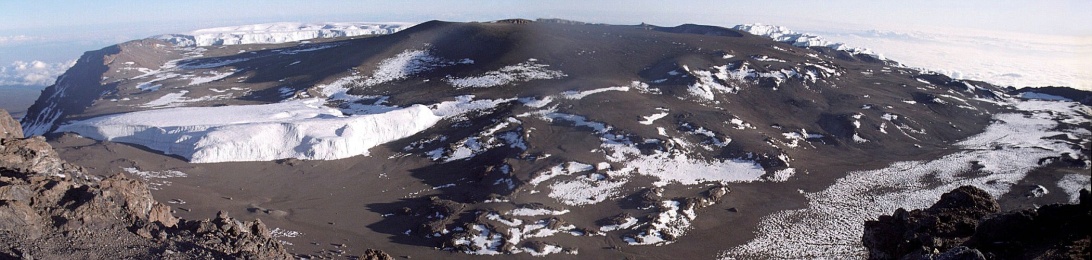 Der Furtwängler Gletscher in der Kibo-Kaldera im Januar 1996.Der Gletscher liegt hier noch ungeteilt und mit bis zu 30m hohen Flanken sowie einer ca. 69.000 m² (ca. 9,7 Fußballfelder [6] ) großen Grundfläche auf dem Kibo-Kraterboden