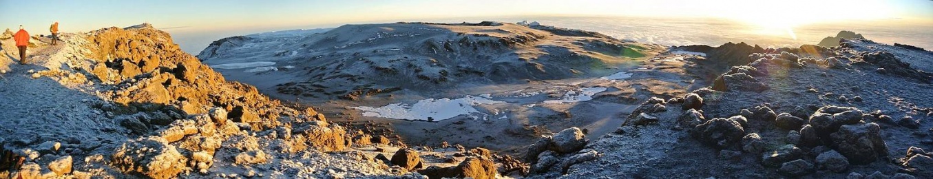 06.09.2014 - Auf dem Weg zum Uhuru Peak ( 5.895 m.a.S.L. ) mit Blick nach Norden ( Kibo-Kaldera) über Osten (Mawenzi) - © Manfred Hägele [4]