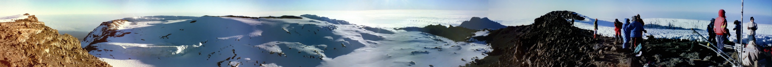 17.07.1997 - Am Uhuru Peak ( 5.895 m.a.S.L. ) mit Blick nach Norden ( Kibo-Kaldera) über Osten (Mawenzi) nach Süden (Kersten-Gletscher) - © Detlev Kostka [1]
