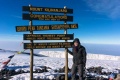 2015 06 15 Zweites Gipfelschild am Uhuru Peak 800px.jpg