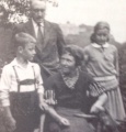 1938 Elisabeth Tucka Wiegand Müller mit Kinder.jpg