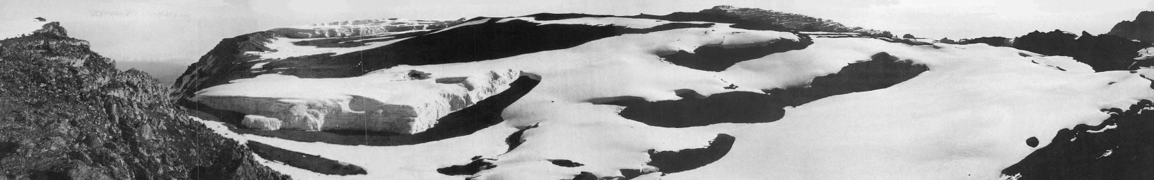 Der Furtwängler Gletscher in der Kibo-Kaldera im August 1973.Aufnahmestandpunkt am Uhuru Peak ( 5.895 m.a.S.L. ) mit Blick von Norden ( Kibo-Kaldera mit Furtwängler Gletscher) nach Osten (Mawenzi) - © Stefan Hastenrath [6]