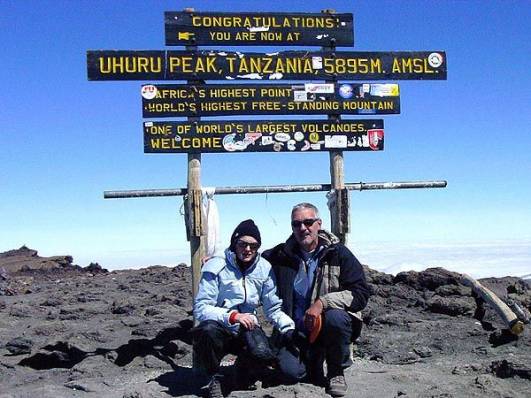 Ruedi und Alice Frei am 02.10.2004 am Uhuru Peak.