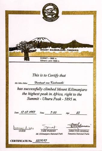 Summit-Certificat fr die Kilimanjaro-Besteigung via Marangu Route<br>mit dem Gipfel der Besteigung bis zum Uhuru Peak [5.895m a.s.l.] am 17.07.1997.<br><b>Das Alter dieser Gipfelurkunde betrgt somit 27 Jahre!</b>