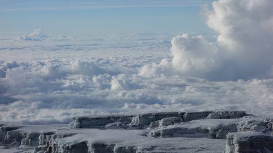 ber Wolken und Gletscher - am Gipfel