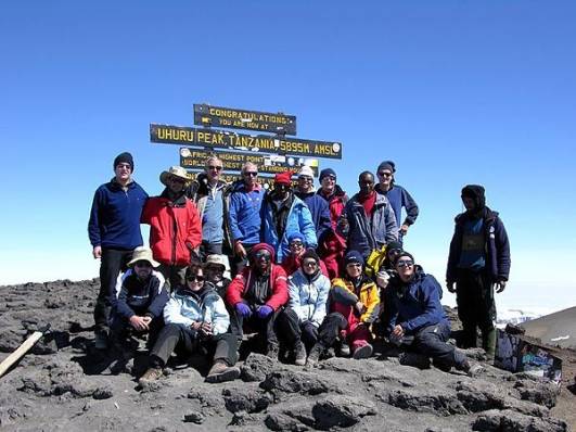 Gruppenbild mit Ruedi und Alice Frei am Uhuru Peak