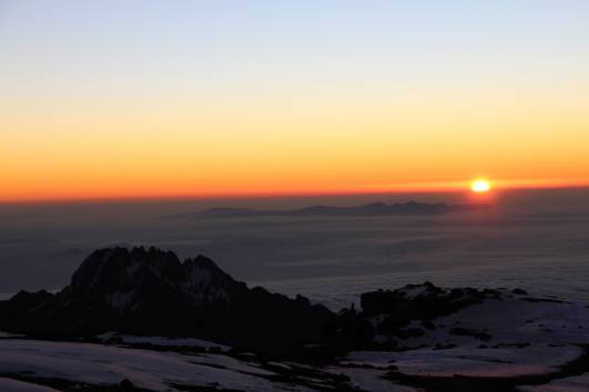 Sonnenaufgang am Gipfel hinter Mawenzi