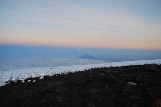Blick auf den Mount Meru vom Uhuru Peak
