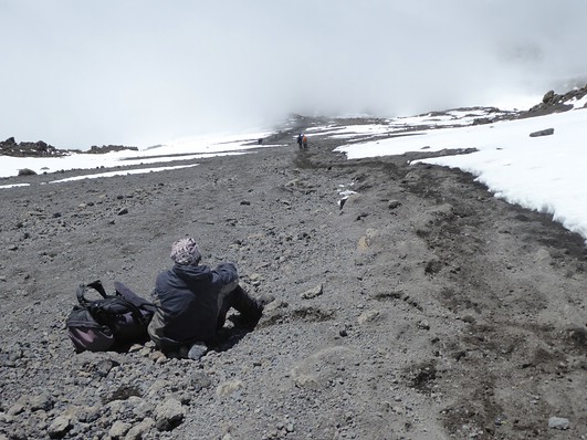 Abstieg &uuml;ber Ger&ouml;ll- und Schneefelder