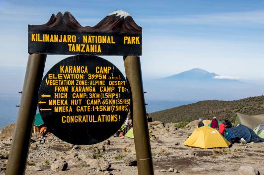 34 Karanga-Schild, Blick Mt. Meru