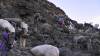 <small><b>Bilder von der Lemosho Route aus dem Kilimanjaro-Gipfelbuch-Eintrag-Nr.: 302</b><br>Eintrag-Titel : Stella Point September 2011 von Volker Gusek vom 2013-09-16 21:29:36<br><b>Bild-Beschreibung : 110904 Träger in Barranco Wall</b></small>