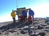 <small><b>Bilder von der Machame Route aus dem Kilimanjaro-Gipfelbuch-Eintrag-Nr.: 36</b><br>Eintrag-Titel : Eine Traumtour von Michael Kreuz vom 2002-09-05 08:15:00<br><b>Bild-Beschreibung : Uhuru Peak am 25.08.2002</b></small>