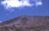 <small><b>Bilder von der Rongai Route aus dem Kilimanjaro-Gipfelbuch-Eintrag-Nr.: 38</b><br>Eintrag-Titel : Ein super Erlebnis von Fritz Finkenzeller vom 2002-10-21 09:40:00<br><b>Bild-Beschreibung : Kibo mit Aufstiegsroute</b></small>