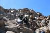 <small><b>Bilder von der Machame Route aus dem Kilimanjaro-Gipfelbuch-Eintrag-Nr.: 298</b><br>Eintrag-Titel : Kibo 2013 via Machame / Western Breach von Rüdiger Achtenberg vom 2013-09-02 14:10:42<br><b>Bild-Beschreibung : Porter in der oberen Western Breach</b></small>