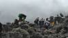 <small><b>Bilder von der Lemosho Route aus dem Kilimanjaro-Gipfelbuch-Eintrag-Nr.: 302</b><br>Eintrag-Titel : Stella Point September 2011 von Volker Gusek vom 2013-09-16 21:29:36<br><b>Bild-Beschreibung : 110904 Träger in Barranco Wall</b></small>