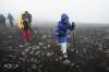 <small><b>Bilder von der Historische Aufstiege aus dem Kilimanjaro-Gipfelbuch-Eintrag-Nr.: 369</b><br>Eintrag-Titel : Mit 86 Jahren am Uhuru Peak von Angela Vorobyova vom 2015-11-12 12:31:27<br><b>Bild-Beschreibung : Auf dem Kraterrand</b></small>