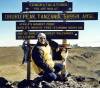 <small><b>Bilder von der Marangu Route aus dem Kilimanjaro-Gipfelbuch-Eintrag-Nr.: 26</b><br>Eintrag-Titel : Schlüsselerlebnis bei prächtigem Wetter von Georges Risi vom 2001-12-04 07:53:00<br><b>Bild-Beschreibung : Uhuru Peak am 22.11.2001</b></small>