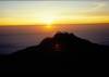 <small><b>Bilder von der Rongai Route aus dem Kilimanjaro-Gipfelbuch-Eintrag-Nr.: 8</b><br>Eintrag-Titel : Exkursion-2000, mit Sport-Schmidt von Karl Pfeifer vom 2000-10-15 15:55:00<br><b>Bild-Beschreibung : Sonnenaufgang über dem Mawenzi</b></small>