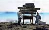 <small><b>Bilder von der Marangu Route aus dem Kilimanjaro-Gipfelbuch-Eintrag-Nr.: 3</b><br>Eintrag-Titel : Doppelbesteigung 1999 und 2000 von Michael Flink vom 2000-08-24 16:29:00<br><b>Bild-Beschreibung : Uhuru Peak am 24.02.2000</b></small>