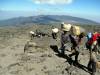 <small><b>Bilder von der Lemosho Route aus dem Kilimanjaro-Gipfelbuch-Eintrag-Nr.: 289</b><br>Eintrag-Titel : KIBO Tour September 2008 von Schubi vom 2013-05-27 18:12:35<br><b>Bild-Beschreibung : Porter mit Shira Plateau im Hintergrund</b></small>