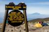 <small><b>Bilder von der Machame Route aus dem Kilimanjaro-Gipfelbuch-Eintrag-Nr.: 386</b><br>Eintrag-Titel : Machame Route in 9 Tagen, eine gute Variante von Rüdiger Achtenberg vom 2017-03-15 21:45:20<br><b>Bild-Beschreibung : 34 Karanga-Schild, Blick Mt. Meru</b></small>