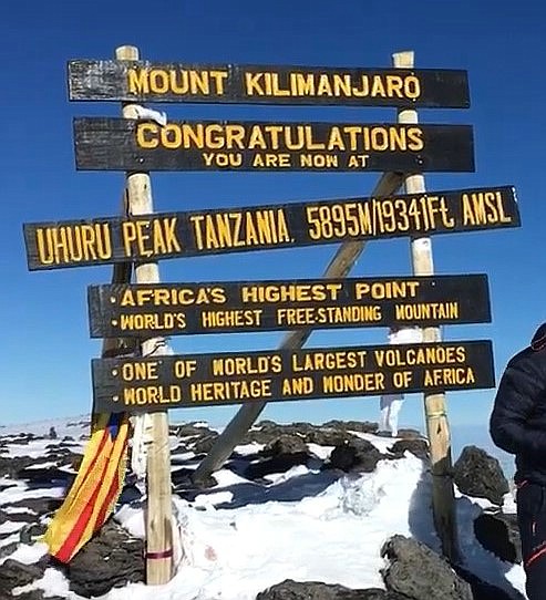 Am Gipfel: Der Uhuru Peak - 2019<br>Bild aus dem <a href='https://kilimanjaro.bplaced.net/wiki/index.php?title=Uhuru_Peak' target='_blank'>Mount-Kilimanjaro-Wiki</a>