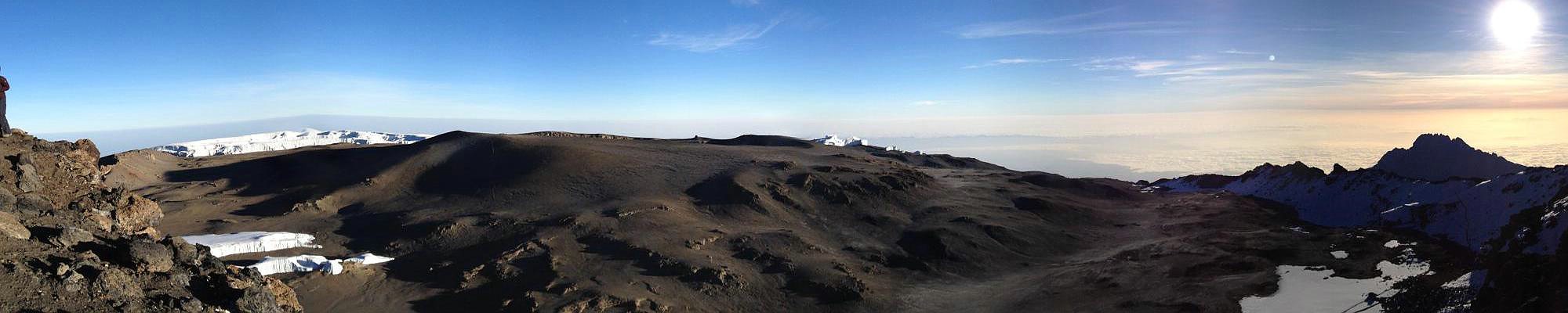 Am Uhuru Peak( 5.895 m.a.S.L. ) mit Blick nach Norden in die Kibo-Kaldera - © [1] ...