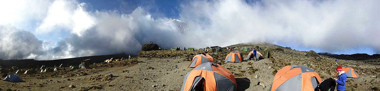 Im Karanga Camp (3.925 m.a.S.L.) mit Blick nach Süden in Richtung Moshi - Januar 2013