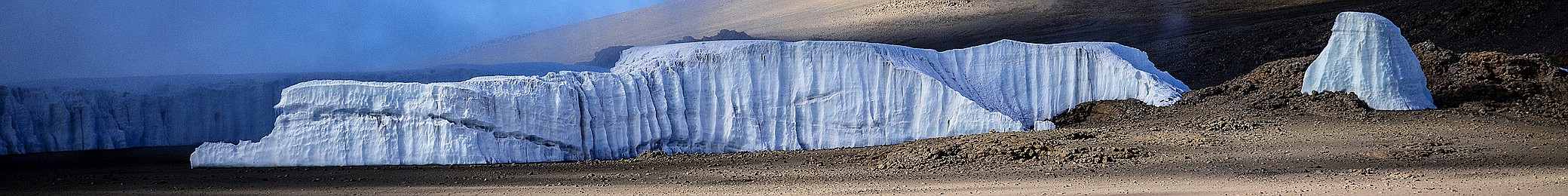 Das Südsegment des geteilten Furtwängler Gletscher in der Kibo-Kaldera im Jahr 2014, von Süden gesehen.