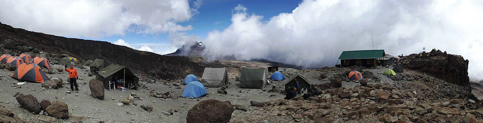 Im Barafu Camp (4.617 m.a.S.L.) mit Blick nach Süd-Osten in Richtung Moshi - Januar 2013