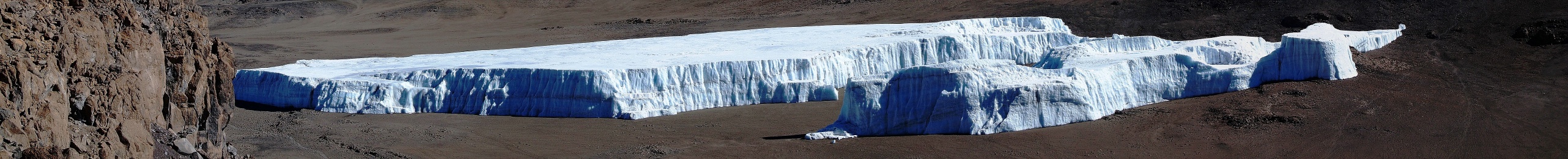 Der Furtwängler Gletscher in der Kibo-Kaldera im Jahr 2008. Gesehen aus Richtung Uhuru Peak beim Abstieg in die Kibo-Kaldera.
