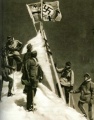 1942 09 20 Flaggenhissung auf dem Elbrus.jpg