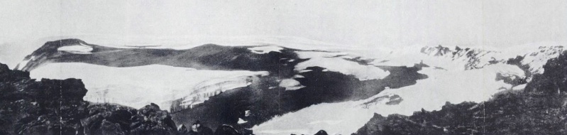 Der Furtwängler Gletscher in der Kibo-Kaldera im Januar 1929.Der Gletscher liegt hier noch mit bis zu 60m hohen Flanken sowie einer ca. 120.000 m² (ca. 16,8 Fußballfelder [9] ) großen Grundfläche neben der Eisburg auf dem Kibo-Kraterboden