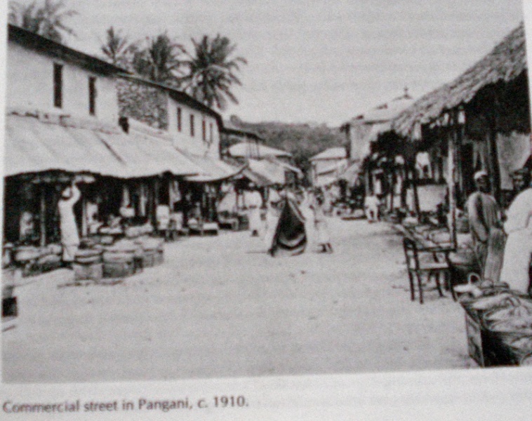Datei:Geschäftsstraße in Pangani.jpg